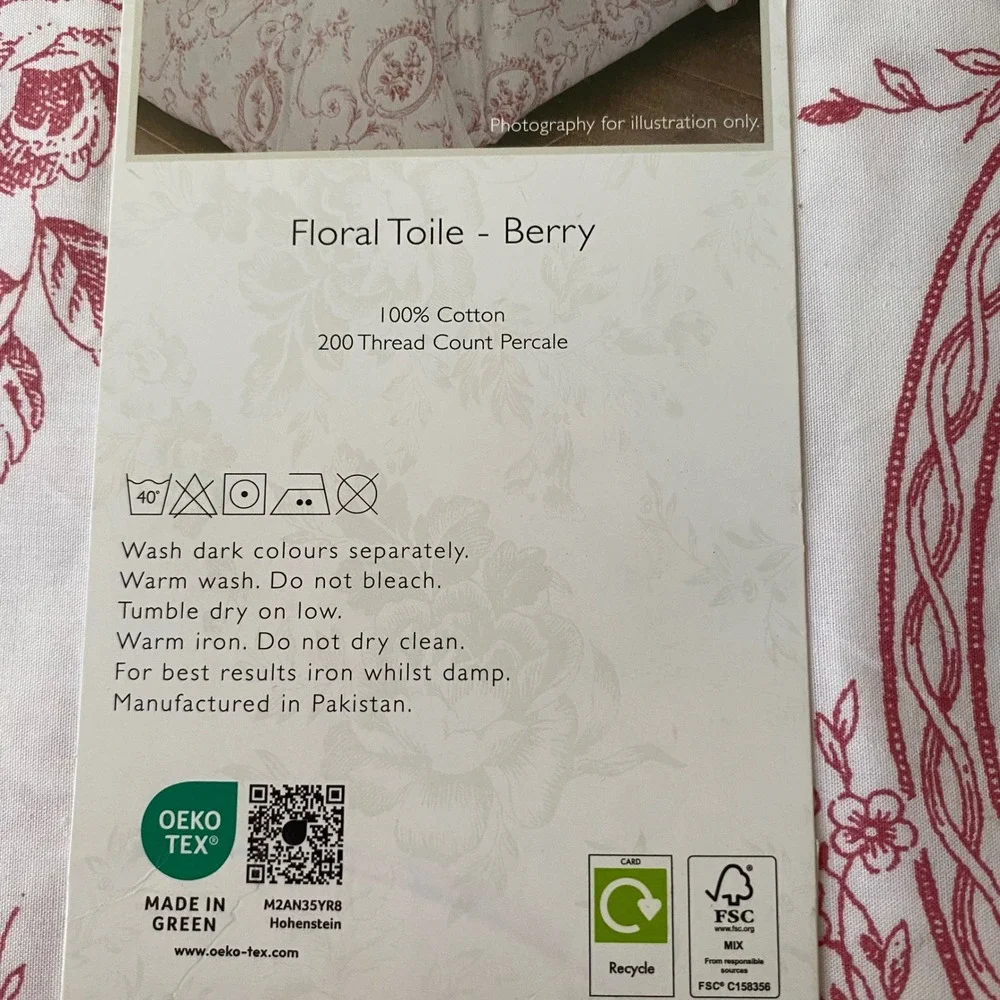 Cabbages & Roses London Queen Duvet Set Floral Toile Berry Red Cotton Christmas